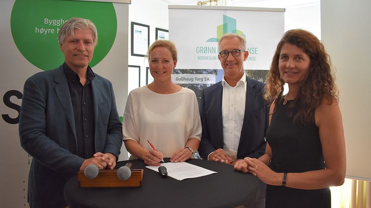 J.B. Ugland Eiendom signerte strakstiltakene etter debatt om bokvalitet i Arendal, der b.a miljøministeren deltok. F.v. Ola Elvestuen, Jill Akselsen (J.B. Ugland Eiendom) Thor Olaf Askjer (Norsk Eiendom) og Katharina Bramslev (Grønn Byggallianse).