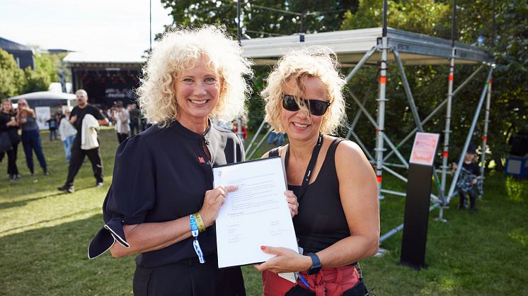 Direktør ved MUNCH, Tone Hansen og daglig leder for Øyafestivalen, Tonje Kaada singerer ny 5-årig samarbeidsavtale