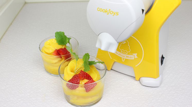Med sorbetmaskinen fixar du enkelt läskande sorbet av frysta bär och frukter.