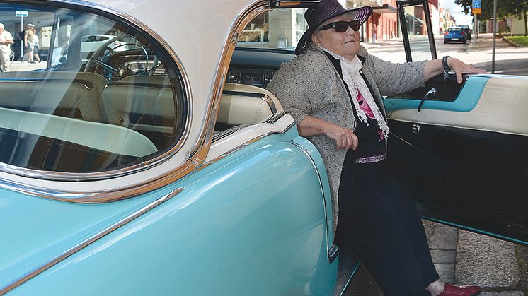 Att få åka med på cruising är ett bra exempel på en uppskattad aktivitet som bryter vardagsslentrianen och som ger meningsfullhet. Det har hemtjänstpersonalen ordnat för brukarna två år i rad.  Foto: Linda Åling