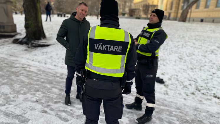 Trygghetsborgarrådet Erik Slottner (KD) möter två av väktarna i Humlegården