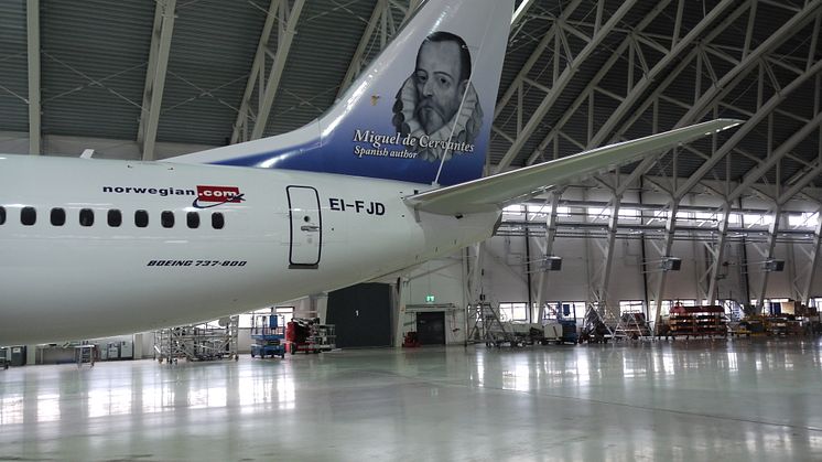 Spanske Miguel de Cervantes, forfatter av den verdensberømte romanen Don Quixote, pryder halen på et av Norwegian sine Boeing 737-800. 