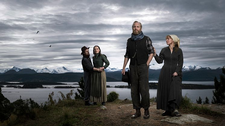 Jon Bleiklie Devik er sjølvaste slåttekaren, basert på Edvard Hoems eigen oldefar. Heidi Gjermundsen Broch er Serianna, kona hans, mens Bjørnar Teigen og Sara Fellman skal vere amerikafararane Ole Salmakar og Gjertine. Foto: Eirik Malmo.