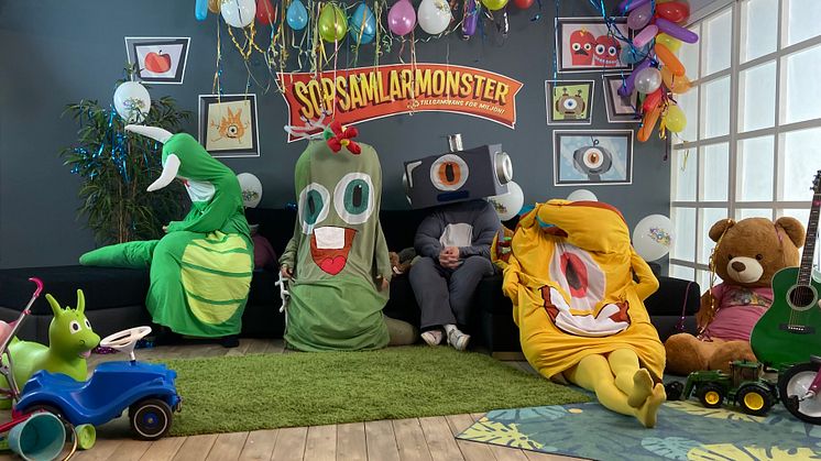 Plastis, kompostina, Metallika och Flamman som sitter i en soffa.