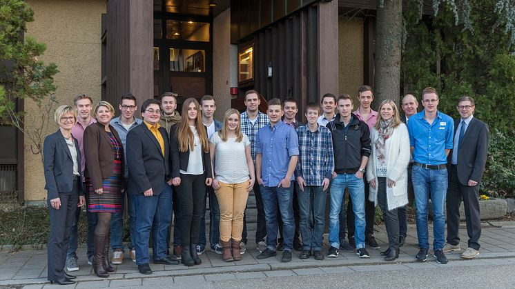 Dreizehn Elektroniker und zwei Elektronikerinnen hat das Bayernwerk in seiner Lossprechungsfeier in Regensburg in das Berufsleben entsandt.