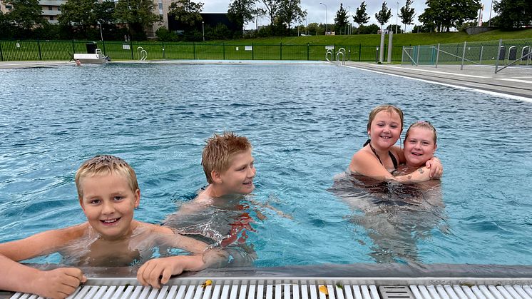 Elever på sommarsimskolan på Drottninghögsbadet