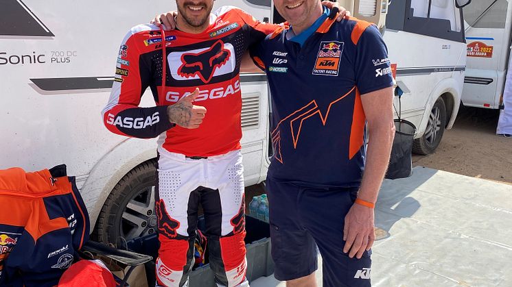 Osteopath Martin Auracher (r.) mit dem Motorradfahrer und Rallyesieger Sam Sutherland (l.). Foto: Auracher