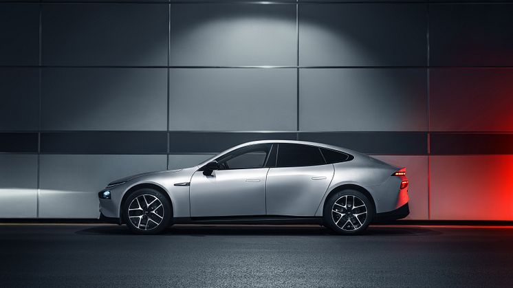 2023 P7 Side Profile City Night.jpg