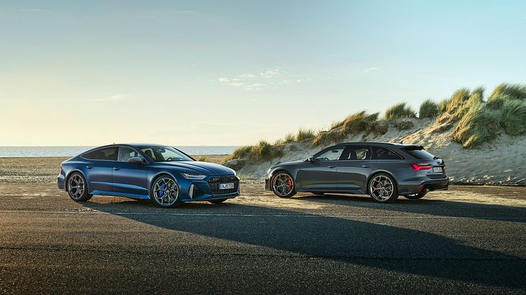 Audi RS 7 Sportback performace (Ascariblå mat) og Audi RS 6 Avant performance (Nimbusgrå perleeffekt)