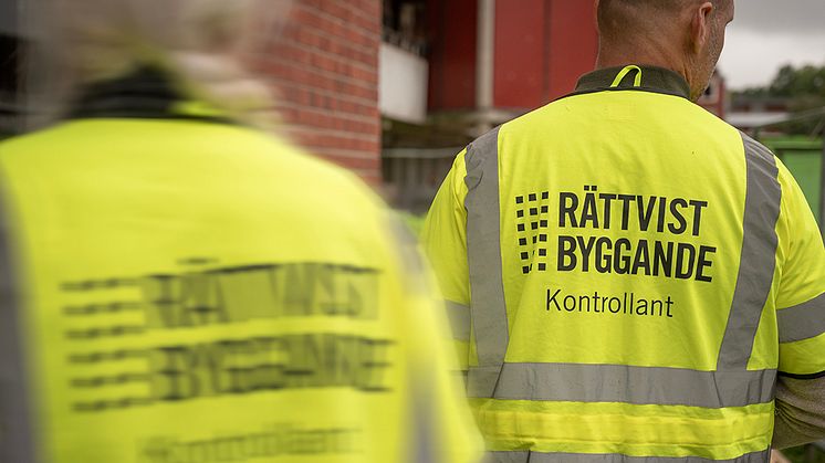 Kontrollanter från Rättvist byggande på oannonserad byggarbetsplatskontroll hos Huge Bostäder.