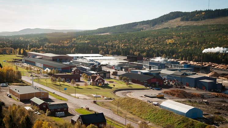 Fiskarhedens sågverk ligger i inlandet, vid fjällkanten i Dalarna. Den nya järnvägen från Malungsfors möjliggör kostnadseffektivare transporter och bidrar till en levande landsbygd.