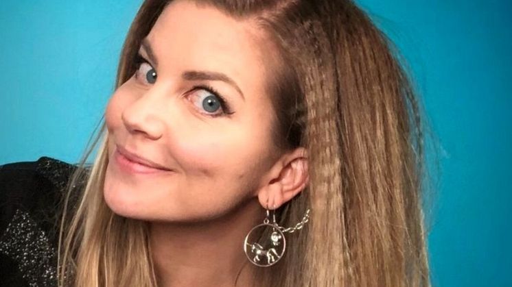 Silje Sirnes Winje er en av våre mest profilerte TikTok-influecere. I tillegg er hun journalist, forfatter, artist og programleder. Nå slår hun et slag for mensen!
