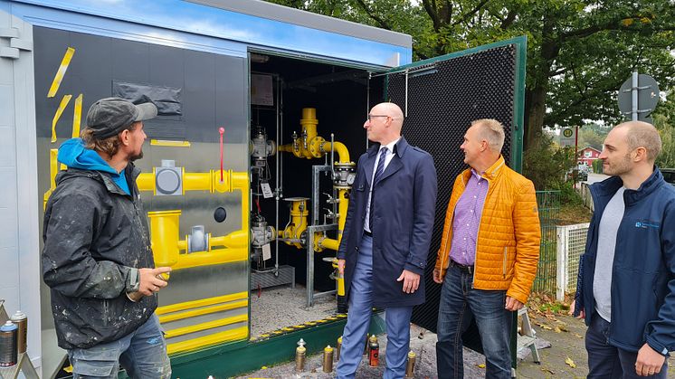 v.l.n.r.: Stefan Vogt-Thomas, Bürgermeister Dirk Woschei, Marcus Bumann und Alexander Bolsmann von SH Netz werfen einen Blick in die Station.