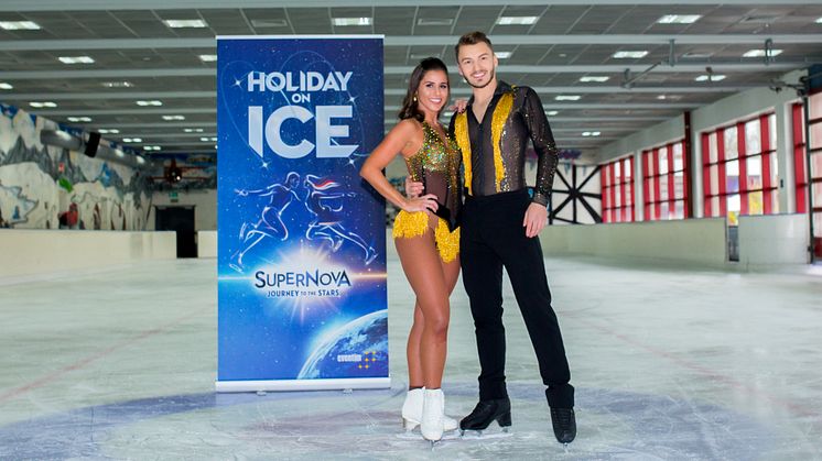 Gaststar Sarah Lombardi stellt mit HOLIDAY ON ICE Hauptdarsteller Wesley Campbell neue Show SUPERNOVA in Frankfurt vor