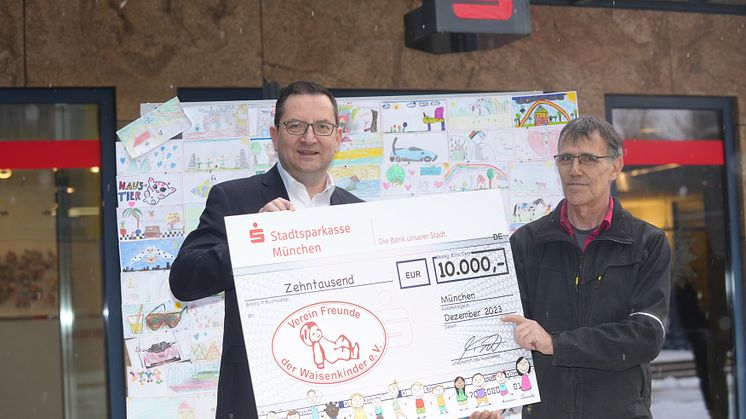 Michael Kahl, Direktor Privatkunden, Stadtsparkasse München, übergibt Spende an Werner Rottenfußer, Verein Freunde der Waisenkinder e. V. (v.l.n.r.) 