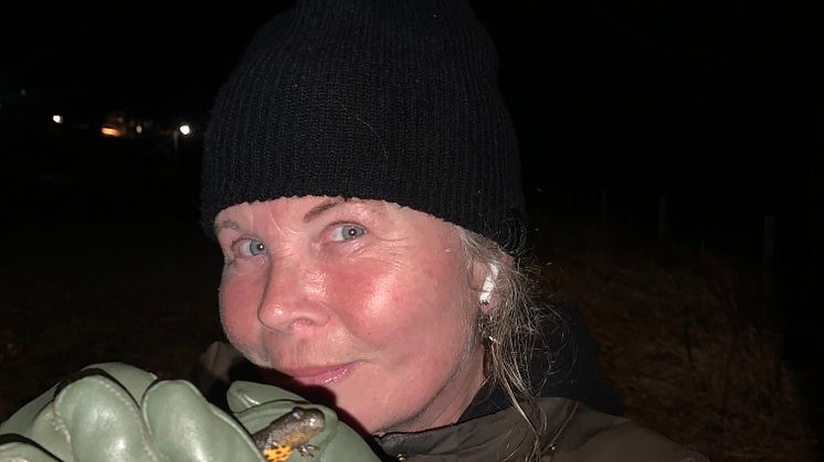 Susie med stor salamander.JPG