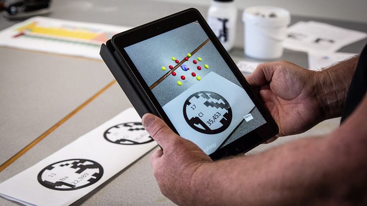 Med den nye app er det mulig at se atomerne danse. På den måde bliver undervisningen i kemi mere levende.