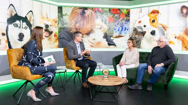 Der Goldene Fressnapf für Tierschutz in Oberösterreich: (v.l.n.r.) Maggie Entenfellner, Journalistin und Tierschützerin, Hermann Aigner, Geschäftsführer Fressnapf Österreich, Doris Hofner-Foltin und Harald Hofner vom Tierparadies Schabenreith.