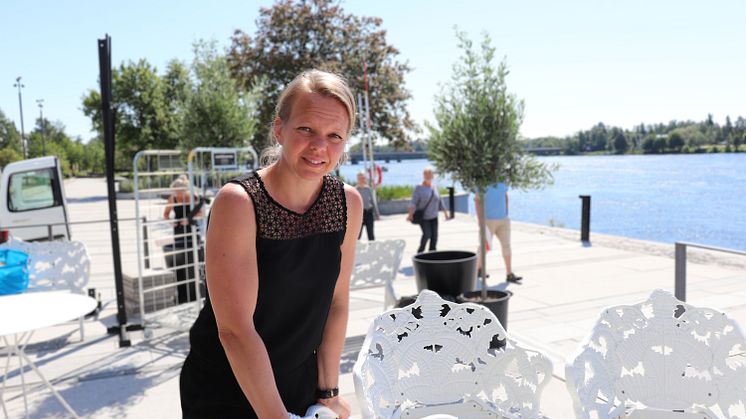 Lison Westermark, restaurangchef på Gotthards krog, visar runt på den nya restaurangen vid älven. Foto: Blå huset