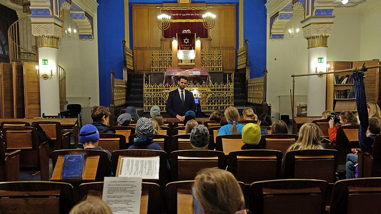Synagogenführung mit Landesrabbiner Zsolt Balla - Foto: S. Hauptmann