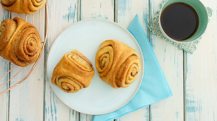 Deutschland_Hausgemachte_Franzbrötchen_und_eine_Tasse_Kaffee