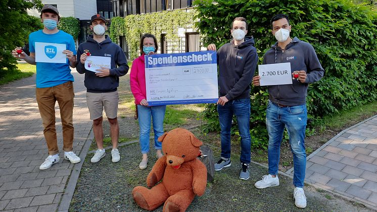 (v.l.) Tino Jung, Nicolas Zuschke, Maximilian Emendörfer, Juan Carlos Luperdi übergeben den Spendenscheck an Kerstin Stadtler vom Kinderhospiz