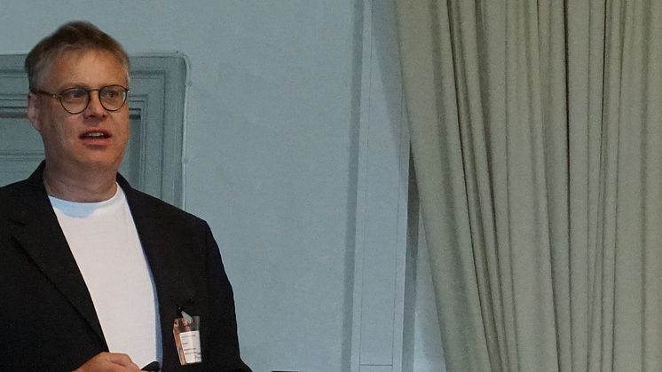 Jan Olov Westerberg har tagit fram landstingets nya förstudie om kulturmiljöer. Syntolkning: Jan Olov står i ett rum och talar. Foto: Katarina Wikström