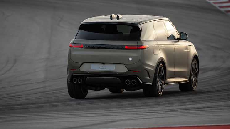Range Rover Sport SV är den första Range Rovern med kolfiberkeramisk bromsteknik