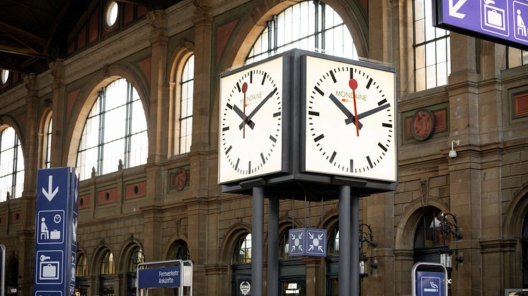 Bahnhofsuhr Im Zuercher Hauptbahnhof