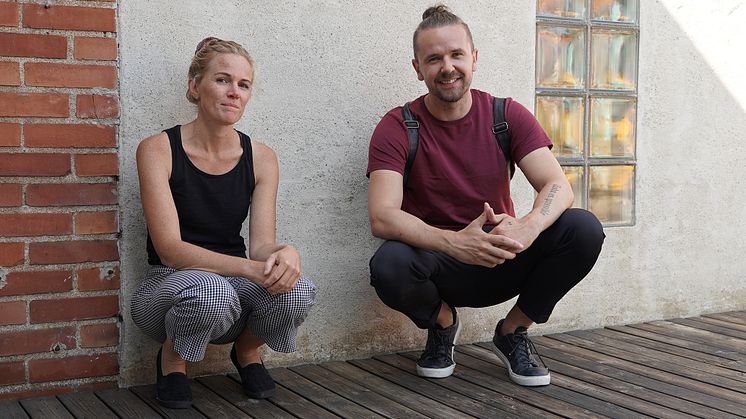  Skriv- och teaterpedagog Charlotta Copcutt och skådespelare Danjin Malinovic möter elever i årskurs 9 digitalt. 