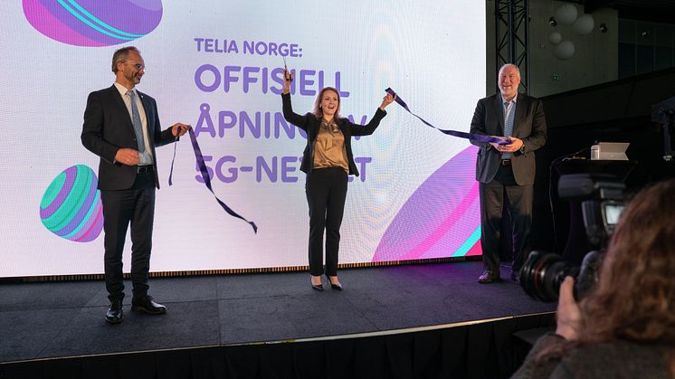Fra Telias offisielle åpning av 5G-nettet for kundene i mai. Fra venstre ordfører i Lillestrøm kommune Jørgen Vik, distrikts- og digitaliseringsminister Linda Hofstad Helleland og adm. dir. i Telia Norge Stein-Erik Vellan.
