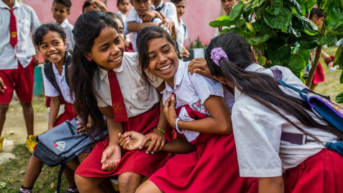 Studenter utanför en skola i West Sumba, Indonesien.