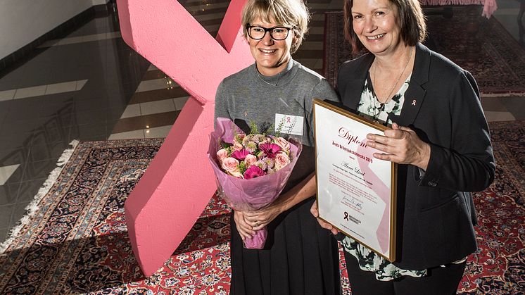Anna Lind, Årets Bröstsjuksköterska 2019, tillsammans med Susanne Dieroff Hay, Bröstcancerförbundets ordförande.
