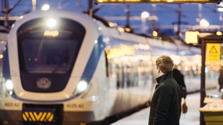 Pendeltåg i antågande. Fotograf Emil Andersson