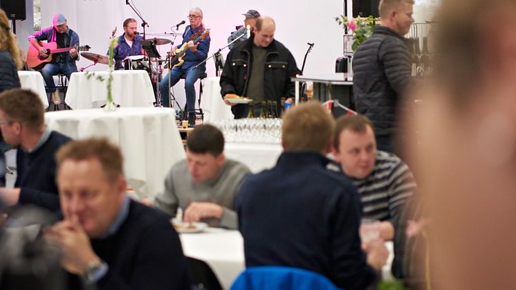 Fuldt hus, god stemning og livemusik