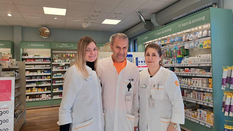Apotekschef Farzaneh med sina stolta medarbetare. 