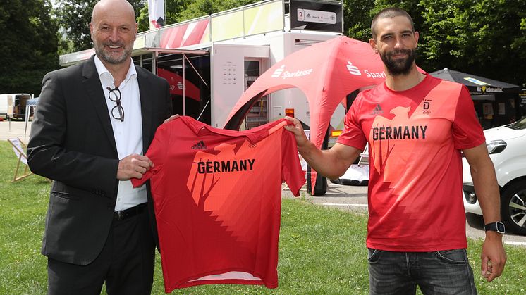 Ralf Fleischer (li.) erhält das Tokio-Shirt von Hannes Aigner.