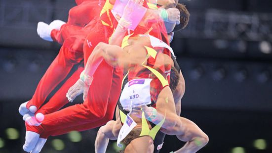 Als einzigem Kunstturner weltweit gelingt Andreas Bretschneider der Kovács-Salto mit zwei Längsachsendrehungen, ein mit dem Namen „Bretschneider“ nach ihm benanntes Turnelement am Reck. Foto:  Qingwei Chen