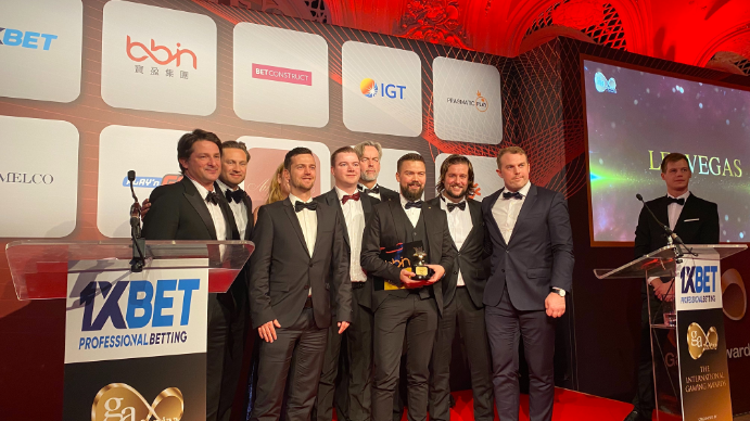 Proud Lions receiving the award “Online Casino of the Year”.