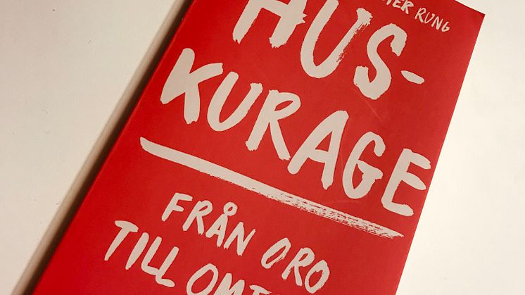 Boken "Från oro till omtanke" når Wallenstams samtliga bostadshyresgäster veckan före första advent.