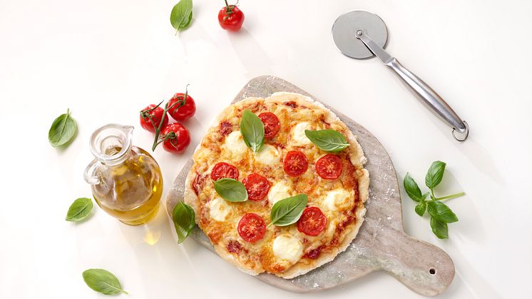 Nå kan du endelig servere hjemmelaget glutenfri pizzabunn med din favorittopping. 