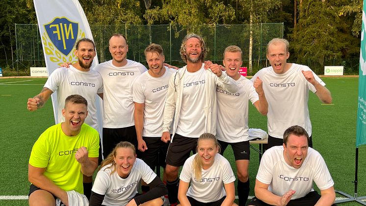 Glada medarbetare efter vinsten!