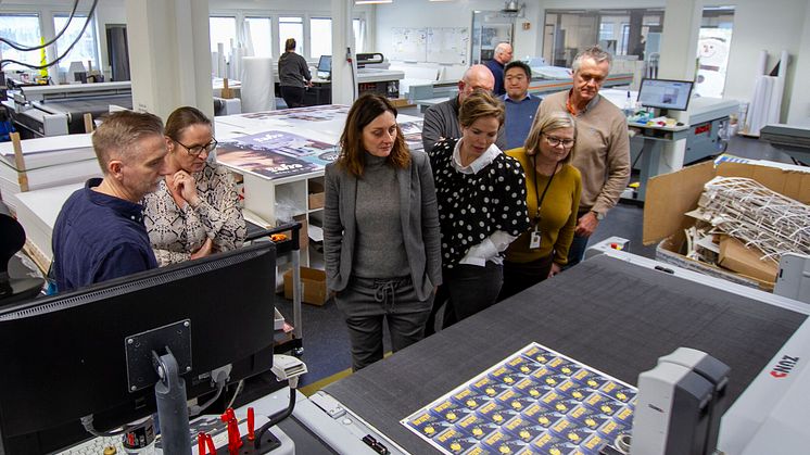 Terje Gulbrandsen fra PULP tok med hustrykkerideltagerne på en grundig rundtur i produksjonen sin. Der har de omfattende storformatproduksjon, blant annet med to Canon Océ Arizona flatbedprintere og robotskjærebord.