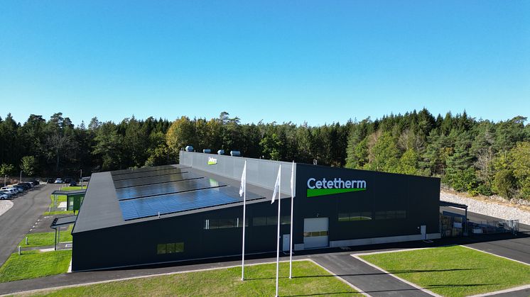 Cetetherms nybyggda fabrik i Ronneby samlar produktion, lager och administration under ett tak. Cetetherm är marknadsledare inom hållbara och energieffektiva lösningar för fjärrvärme- och fjärrkylsystem.