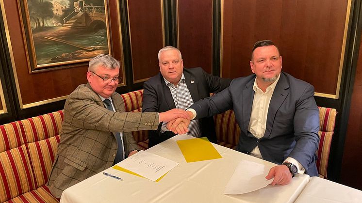 Från vänster: Jaroslaw Kotarski, vd för Unity Line, Jörgen Nilsson, vd för Trelleborgs Hamn och Jacek Wisniewski, vd för Euroafrica, med det nya avtalet.