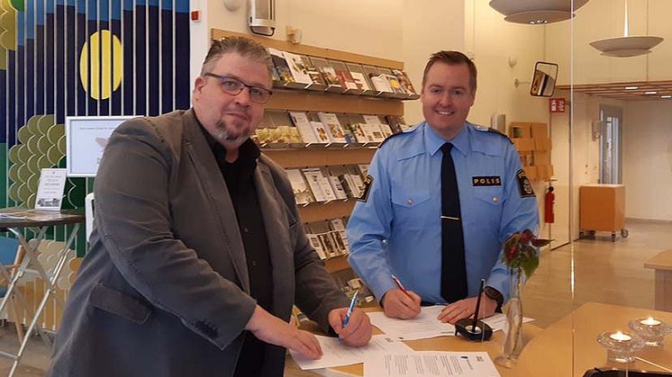 Här undertecknas det nya medborgarlöftet i Svalövs kommunhus. Från vänster i bild: Teddy Nilsson (SD), kommunstyrelsens ordförande, och Niklas Årcén, lokalpolischef i Lokalpolisområde Klippan.