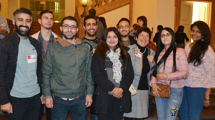 Studierende und Professorin der HdWM bei der Willkommensfeier im Rittersaal des Schlosses. Foto: Motzko