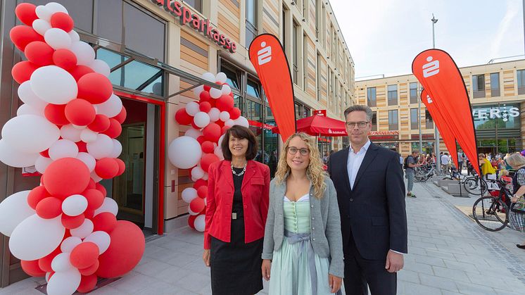 v.l.: Vertriebsvorstand Marlies Mirbeth, Regionalleiterin Jacqueline Karl und Vertriebsdirektor Christian Eppelein