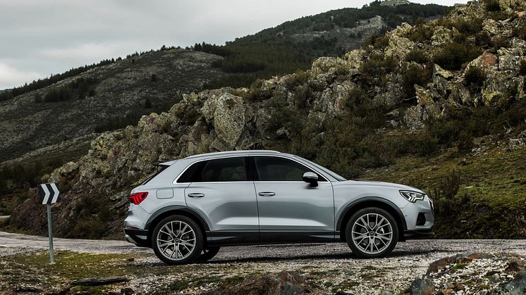 Audi Q3 (florettsølv) statisk fra siden