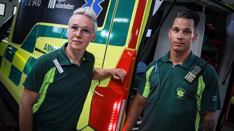 Johanna Sehlstedt Lindgren och Fredrik Rönnholm är ambulanssjuksköterskor i Skellefteå. Foto: Per Strömbro/Region Västerbotten